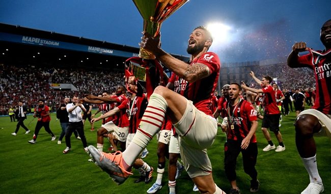 Giroud hoàn toàn lu mờ Ibrahimovic, nâng bước Milan giành Scudetto - Bóng Đá