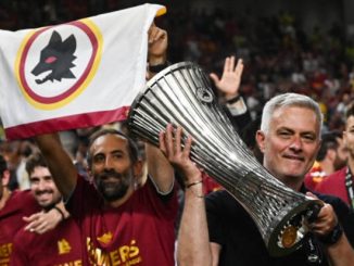 Mourinho lặng lẽ khóc một mình sau khi nhận huy chương - Bóng Đá