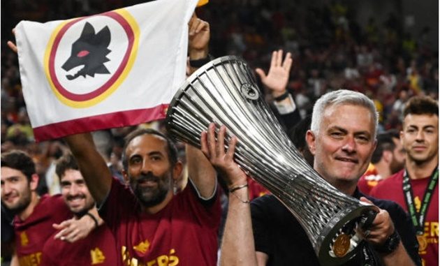 Mourinho lặng lẽ khóc một mình sau khi nhận huy chương - Bóng Đá