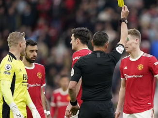 Brendan Rodgers complains of refereeing double-standards after Man United's Scott McTominay escaped red card - Bóng Đá