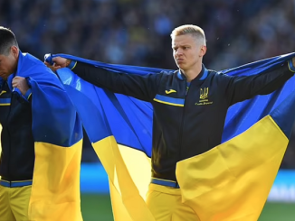 Oleksandr Zinchenko admits he wanted to return home to fight Russian troops in Ukraine but his family convinced him to stay - Bóng Đá