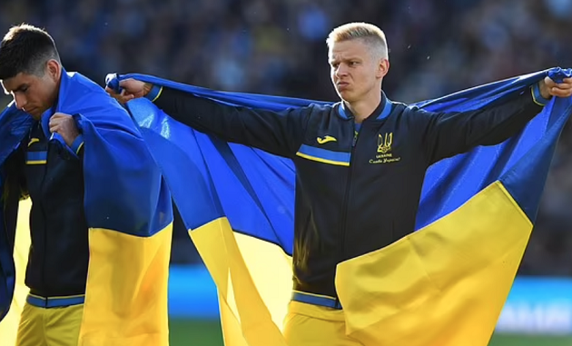 Oleksandr Zinchenko admits he wanted to return home to fight Russian troops in Ukraine but his family convinced him to stay - Bóng Đá