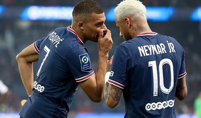 Kylian Mbappe labels report that he 'wants a mass cull at PSG, with 14 on his hitlist including Pochettino and Neymar' as 'FAKE' - Bóng Đá