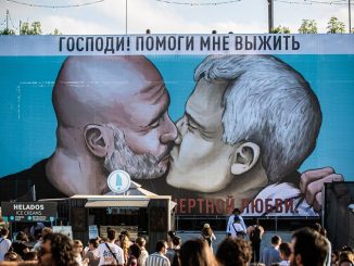 Guardiola kissing Roma's Mourinho spotted at Barcelona's Primavera music festival - Bóng Đá