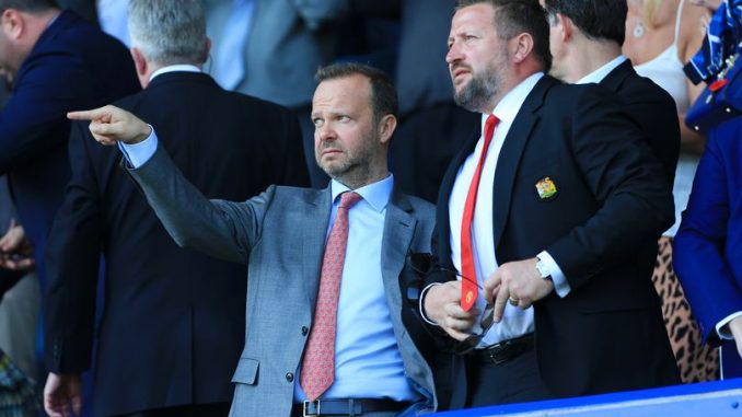 Cử chỉ đơn giản nêu bật khác biệt giữa Richard Arnold và Ed Woodward - Bóng Đá