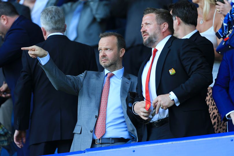 Cử chỉ đơn giản nêu bật khác biệt giữa Richard Arnold và Ed Woodward - Bóng Đá