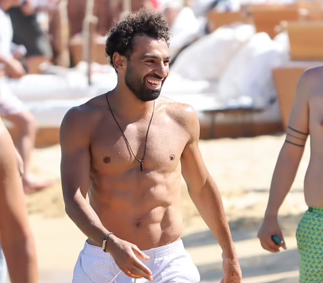 Mohamed Salah enjoys a sun-soaked holiday on the beaches of Greek island Mykonos - Bóng Đá